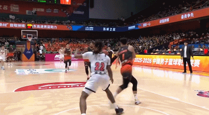 身体状态不佳！广东争议小外援8中1硬仗隐身 杜锋罕见提前弃用|麦考尔|奎因|广东男篮|山东男篮|朱芳雨_新浪体育_新浪新闻